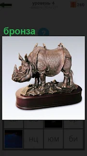 На постаменте сделана небольшая скульптура из бронзы носорога