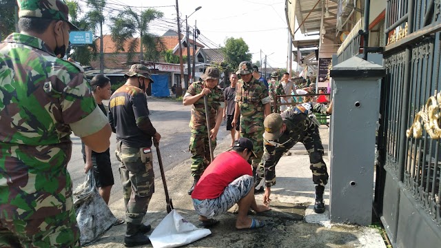 Wujud Kemanunggalan TNI dan Rakyat, Koramil 0832-08 Lakarsantri Lakukan  Giat Karya Bhakti Massal 