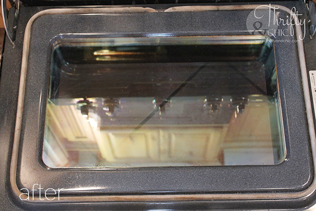 How to clean your oven naturally in just a few minutes using things you probably already have at home