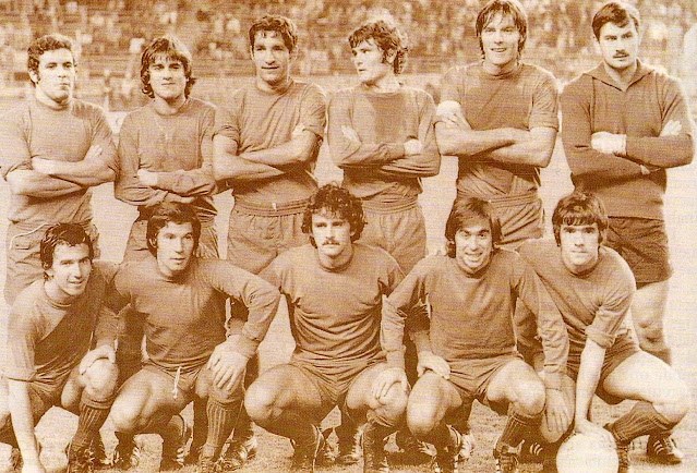 SELECCIÓN DE ESPAÑA. Temporada 1977-78. Antonio Benítez, Marcelino, Olmo, Camacho, Migueli, Manzanedo. Juanito, López, Satrústegui, Cardeñosa y Dani. Once del segundo tiempo. SELECCIÓN DE ESPAÑA 5 🆚 SCHALKE 04 1 Miércoles 05/10/1977, 21:00 horas. Partido de entrenamiento no oficial. Madrid, estadio Vicente Calderón: 30.000 espectadores. GOLES: ⚽0-1: 29’, Worm. ⚽1-1: 38’, Pirri. ⚽2-1: 44’, Churruca. ⚽3-1: 48’, Dani. ⚽4-1: 72’, Satrústegui. ⚽5-1: 80’, Dani.