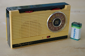 Радиоприёмник "Гауя" / Radio "Guja". Вариант с зарядным устройством (на левой стенке вверху виден разъем для подключения шнура)