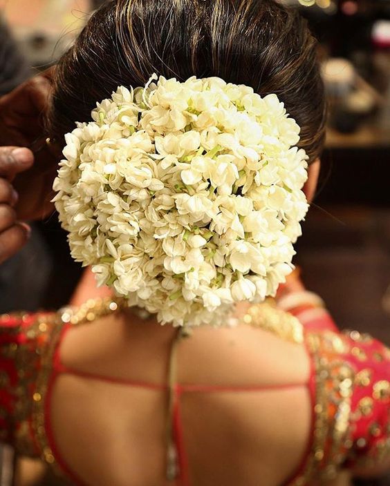 Pin by AlmeenaYadhav on Jadai billai, Malai ,Crown Corsage N Hand Bouquet |  Bridal hair decorations, Bridal hair buns, Flowers in hair