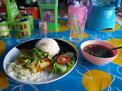 Foto van Thais eten, rijst, groenten en soep op het eiland Ko Jum