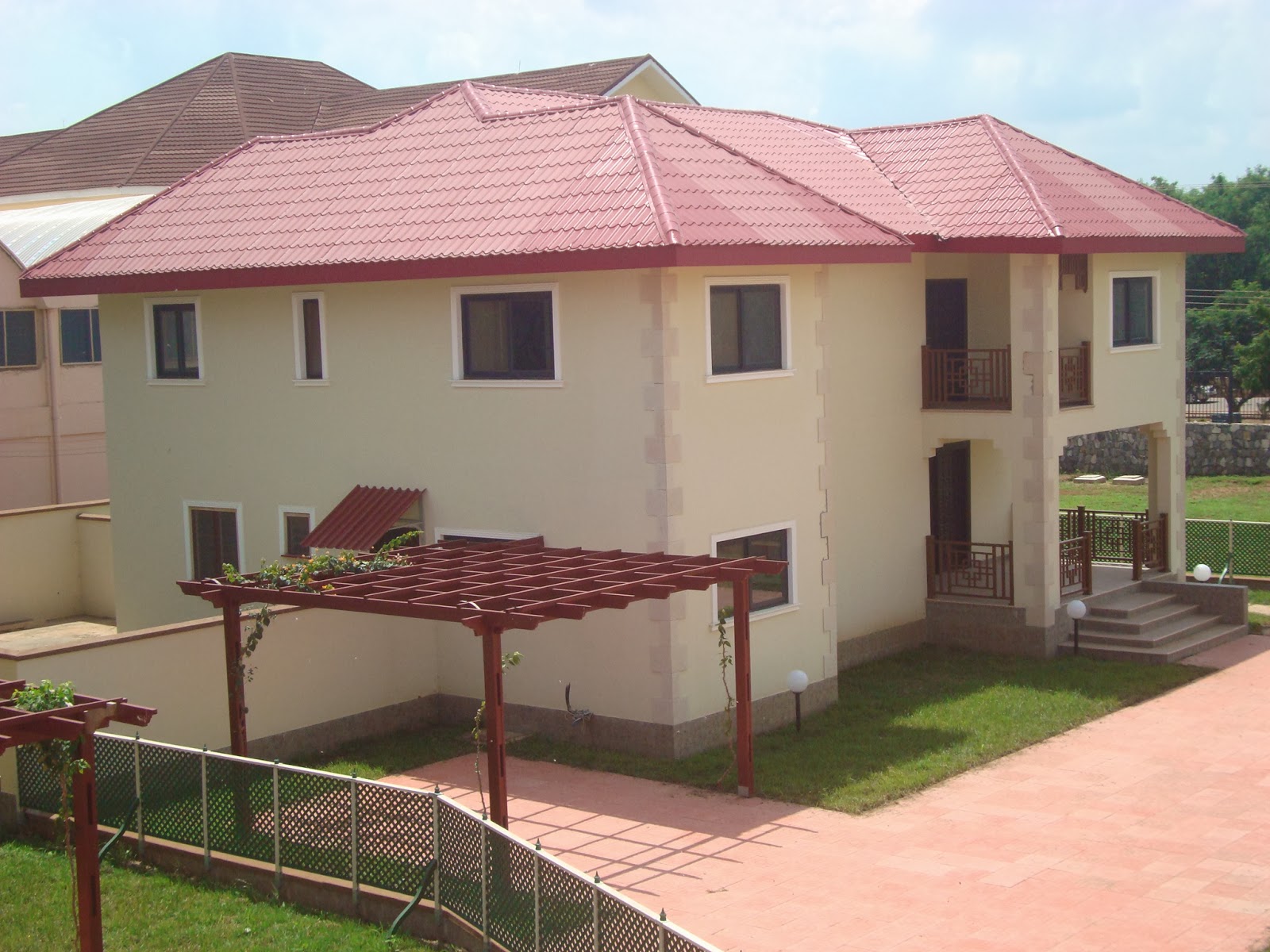  House for sale, Fiore Village  just off the Accra -Aburi Rd and twenty minutes from the International Airport ,   click on this link for more information , call 0241244552 or email leon@sphynxpc.com