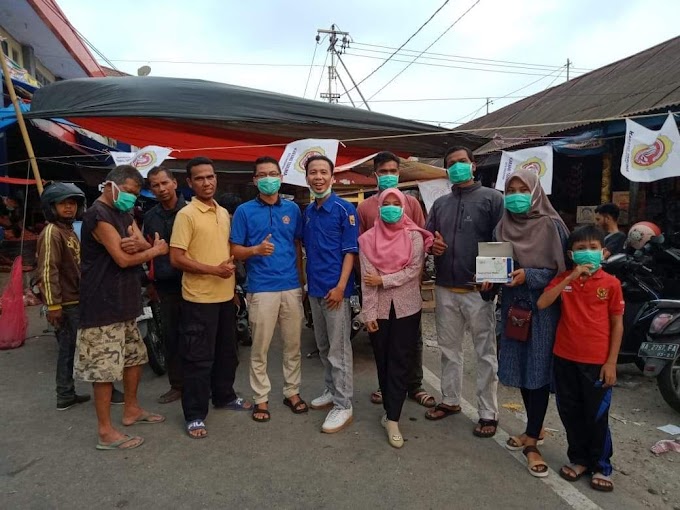 Kabut Asap Makin Parah, Karang Taruna Pariaman Selatan Terjun Langsung Bagikan Masker