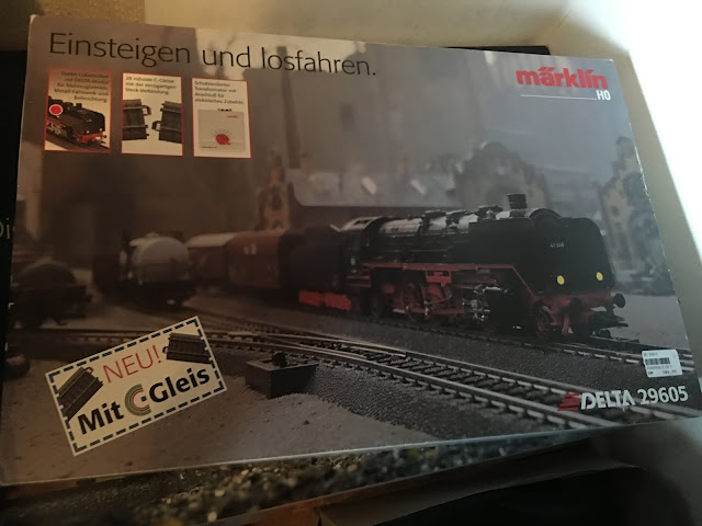 Das Cover ziert eine große schwarze Dampflok mit Güterwaggons und dem grauen C-Gleis