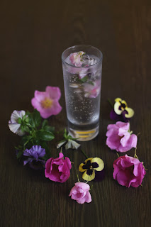 Deliate pancakes with edible flowers in the batter accompanied by homemade lemon curd - recipe brought to you by the german foodblog Pancake Stories!