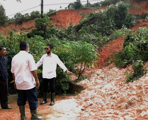 Wawako Batam Kembali Tinjau Lokasi Longsor, Banjir dan Berbagi Sembako