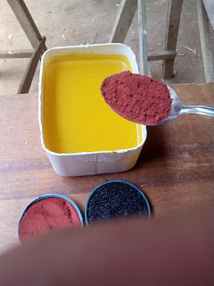 Cómo preparar tinte color cedro con ocre mineral