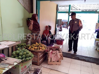 Cegah Tindak Kejahatan, Polisi Lakukan Patroli Ke Pasar Bringharjo