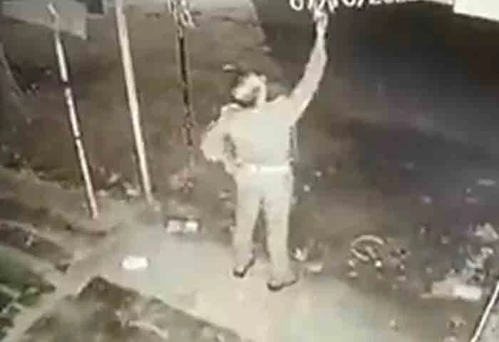 Lucknow, News, Police, Suspension, Video, Shop, UP Cop Caught On Camera Stealing Light Bulb From Roadside Shop.