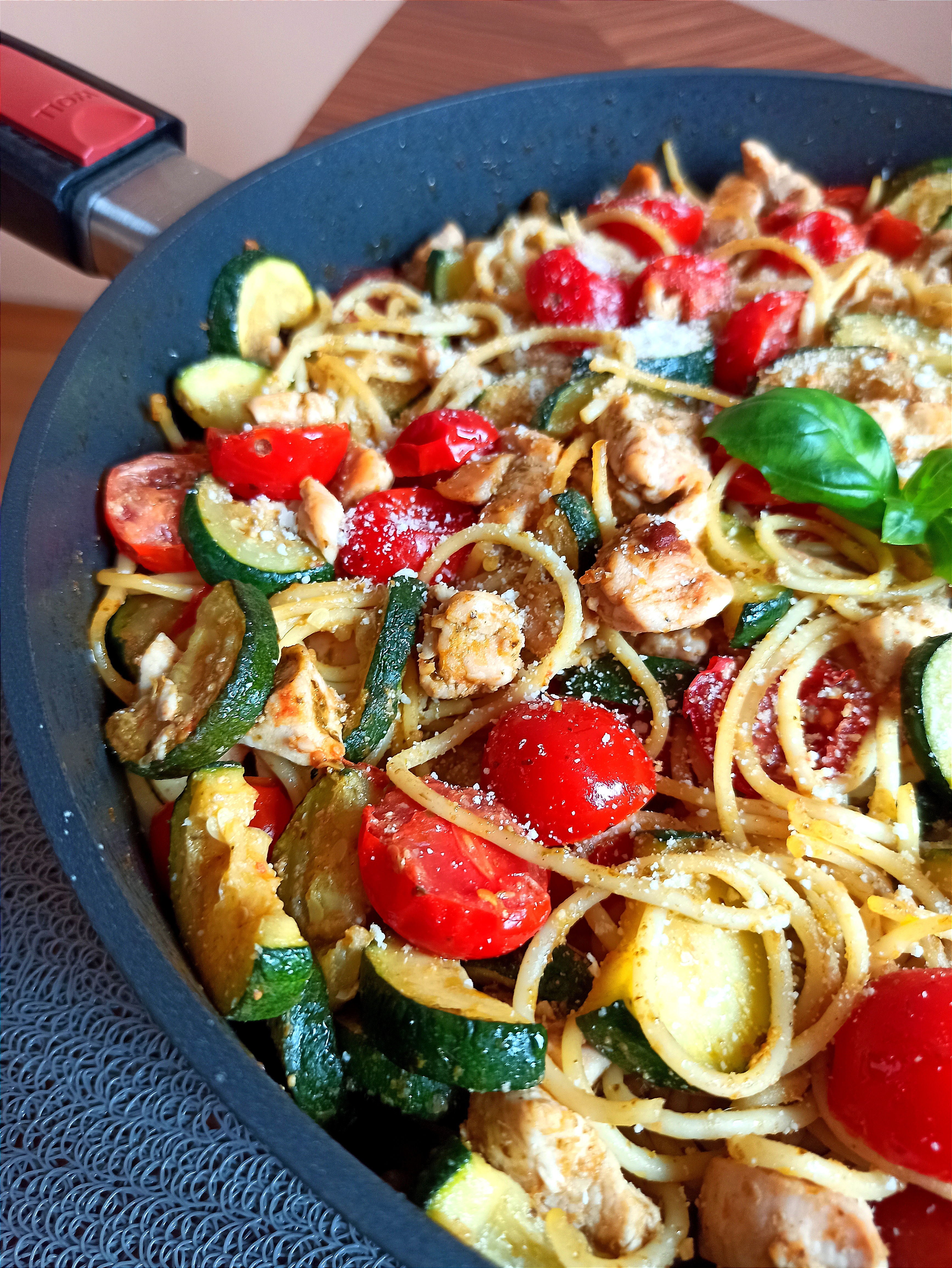 Spaghetti z kurczakiem, cukinią i pomidorkami koktajlowymi