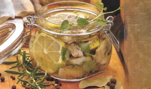 Filetti di aringhe marinate con limone ed erbe aromatiche