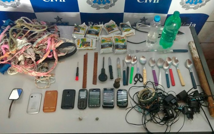  Celulares, facas e cordas feitas com lençóis são apreendidos em celas da delegacia da Barra, em Salvador