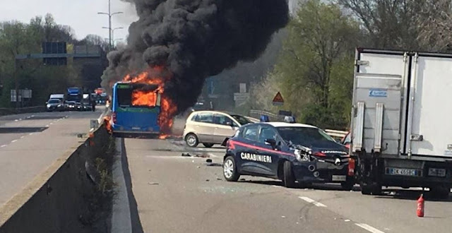 MILÁN, Italia.- El chofer de un autobús secuestró hoy a 51 escolares y sus chaperones, los mantuvo cautivos durante una hora mientras manejaba y luego incendió el vehículo tras detenerse frente a un retén policial, dijeron funcionarios.