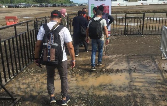 Duh! Jalur Pintu Masuk Tergenang Air dan Berlumpur, Penonton MotoGP Mandalika Disarankan Bawa Plastik