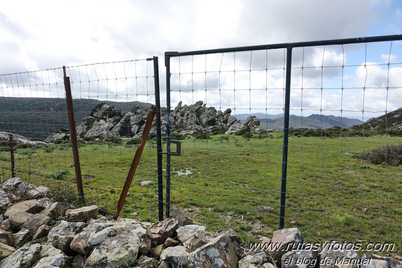 Cascadas del río de los Molinos - Tajo de la Corza - Llanos del Juncal - Pico Luna - Sendero de los Calabozos