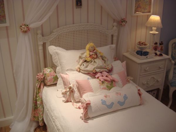 DORMITORIO DE NIÑA CON CASTILLO DE PRINCESA