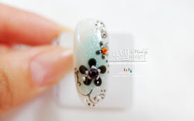  floral nail with a dotting tool