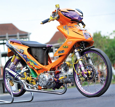 Foto Modifikasi Honda Revo Air Brush konsep bebek street Low Rider dengan memanjangkan dibagian sasis namun meniru gaya dragster dari Negeri Gajah Putih merubah lengan ayun supaya semakin panjang detil tromol belakang dibikin custom berjeruji pelintir pada bagian setang ditekuk knalpot merk Kawahara