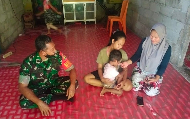 Babinsa Agung Sucianto Mendata Balita yang Menderita Stunting di Desa Sepempang