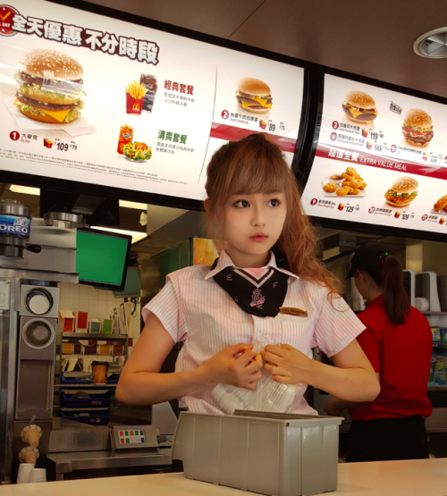 Pegawai McDonalds Taiwan ini Bikin Mata Lelaki gak Bisa Merem
