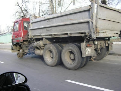 camión sin una rueda without a wheel truck