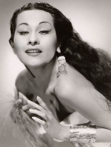 Foto de Yma Sumac sonriendo