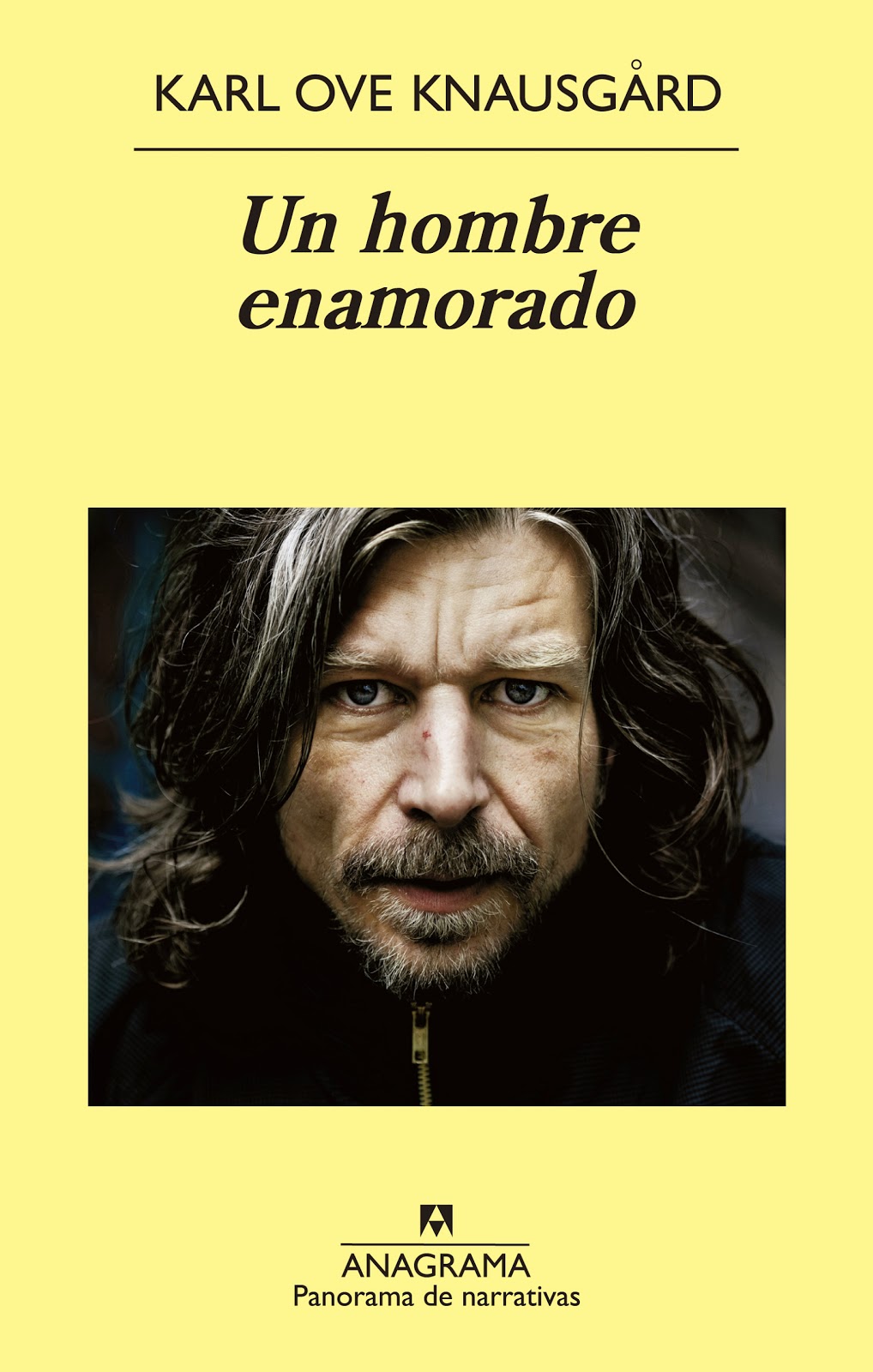 Sinopsis: De ser hijo a ser padre. Éste es el paso del autor en la segunda parte de las seis que conforman Mi lucha, esa inmensa novela autobiográfica que la crítica ha descrito como «un proyecto demencial que sólo los verdaderos genios pueden alcanzar». Karl Ove deja a su mujer y se marcha a Estocolmo. Allí se hace amigo de Geir, otro noruego, intelectual y fanático del boxeo. Y vuelve a encontrarse con Linda, una poeta que le había fascinado en un encuentro de escritores, y que será su segunda mujer. Su mundo cambia mientras él escribe y cuenta cómo es volverse a enamorar, los goces y los engorros de la paternidad, la necesidad de escribir, la cotidianeidad de la vida en familia o el cómico fracaso de sus vacaciones, la humillación de las clases de preparación al parto, las peleas con los vecinos... Knausgård escribe con una veracidad punzante sobre los instantes que componen una vida, la de un hombre que anhela con igual intensidad la soledad y el amor.