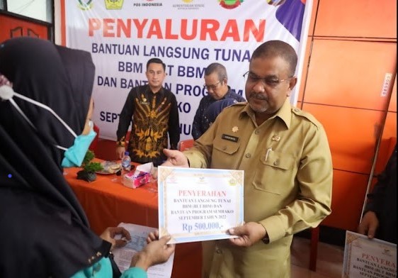 Bupati bersama Ketua DPRD Karimun Secara Simbolis Menyerahkan BLT BBM dan Bantuan Program Sembako Bupati Karimun Dr H Aunur Rafiq S. Sos M.Si Secara Simbolis Menyerahkan