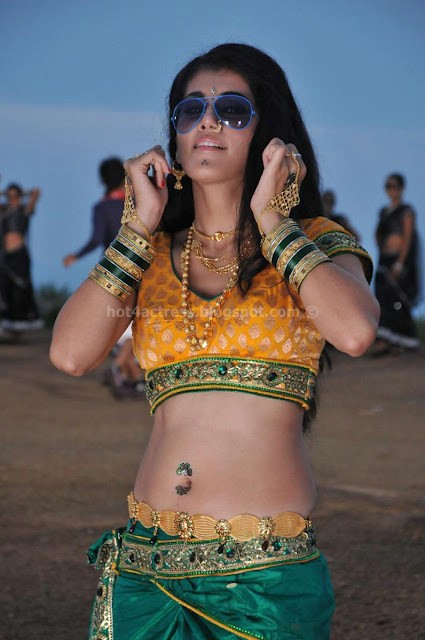 Tapsee showing her hot Deep navel