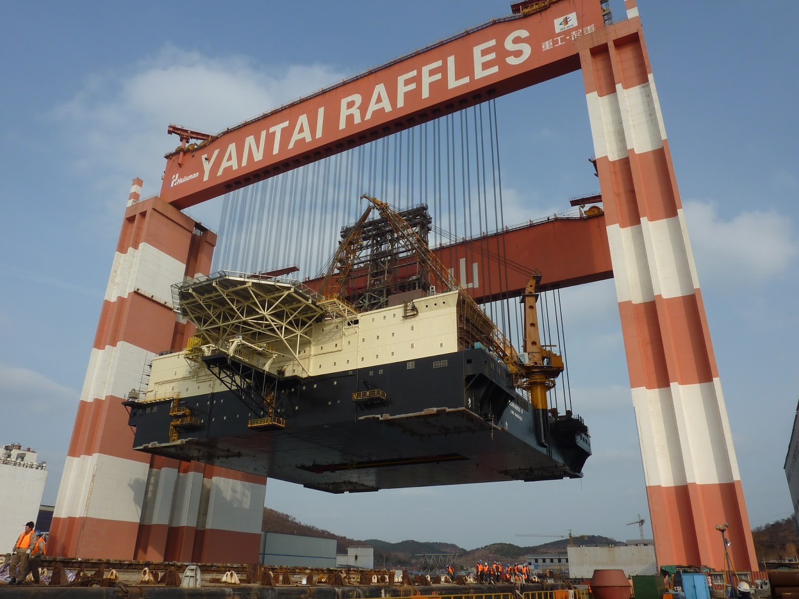 Dengan Fasilitas ini mereka tinggal membangun modul modulnya keseluruhan topside dibangun kemudian diloadout dengan barge masuk dalam Drydock angkat