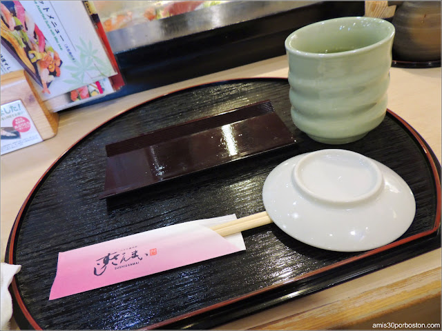 Bandeja en Sushi Zanmai en Tsukiji, Tokio