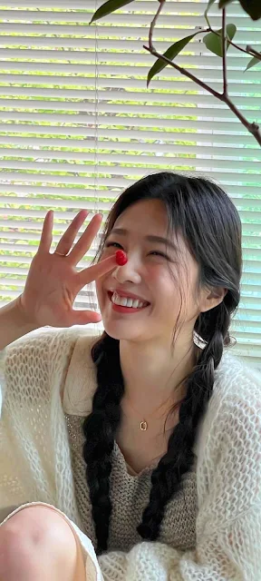 Park Sooyoung (Hangul:박수영) also known as Joy