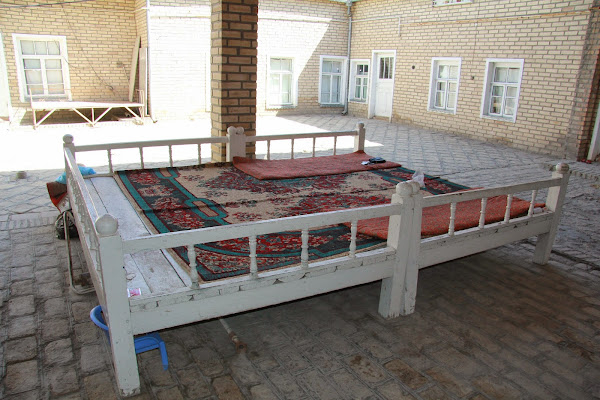 Ouzbékistan, Boukhara, Rushana, rue Khakikat, tapshan, tapchane, © L. Gigout, 2012