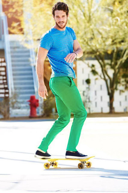 Look Masculino com Calça Verde e Camiseta Azul (1)