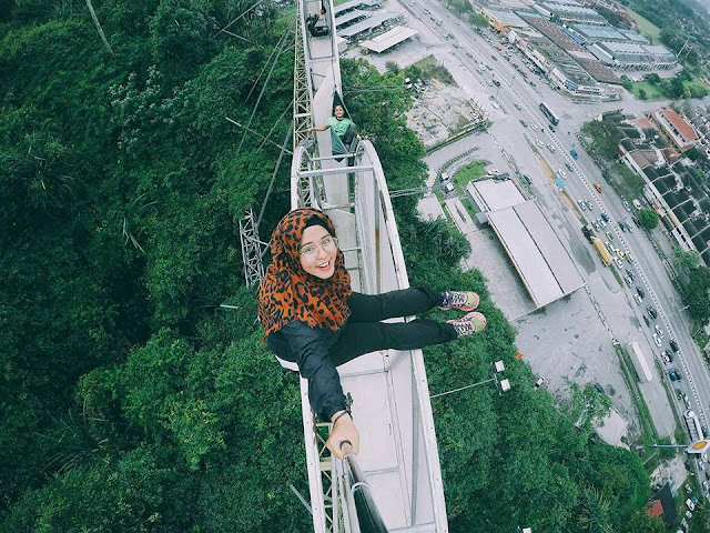 GAMBAR GADIS BERGAYUT DI SIGNBOARD IPOH