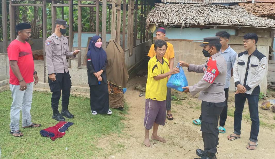 Kompak! Polres Simeulue Bersama Mahasiswa Bagikan Takjil dan Sembako di Desa Naibos