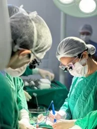 Profissionais no centro cirurgico do HEF realizando a captação de órgãos