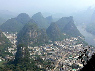 Yangshuo vu d'un pic karstique