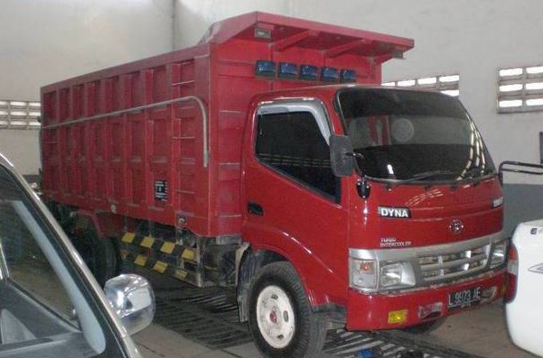 dump truck bekas jawa timur Toyota Dyna 130Ht WARNA merah