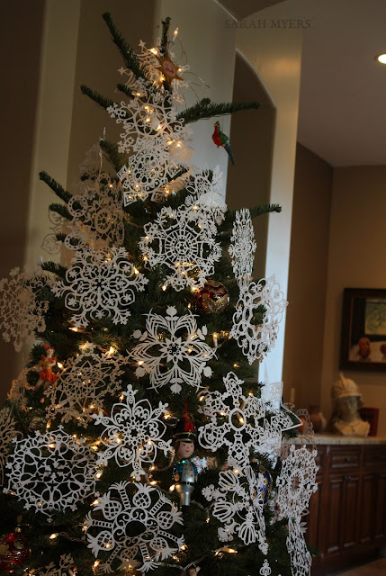 Christmas, tree, snowflakes, noel, navidad, natale, snow, paper, ornaments, 2016, Christ, angel, star, decorations, decor, deco, interior, interiores, house, home, casa, season, holiday, handmade, art, arte, lights, Christmastime, decoration, diy, weihnachten, cut-paper, medallions, handwork, Sarah, Myers, photography, front, sculpture, background