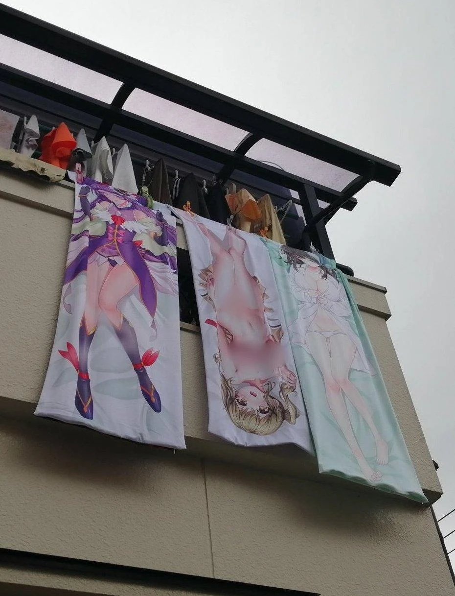 Um Otaku Colocou suas Dakimakuras Eróticas para Secar em sua Varanda