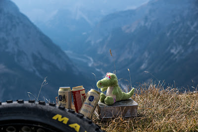 Bella am Gipfel der Fleischbank mit Bier