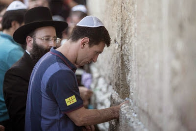 تعرف لماذا يلبس اليهود قبعة صغيرة فوق رؤوسهم....صدقني سوف تموت من الضحك لما تعرف السبب !!! شاهد بالفيديو