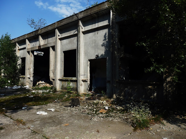 Bliżej ruin budynków