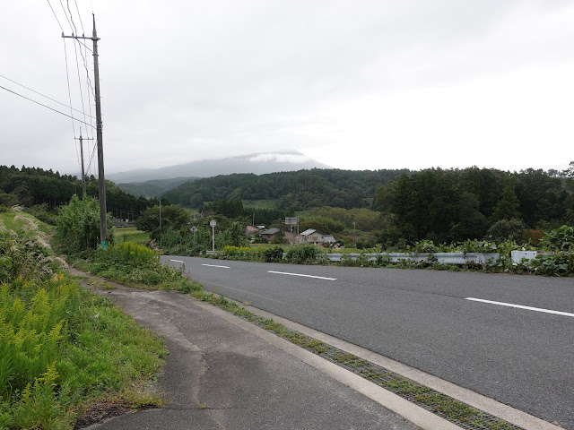 二車線の道路に出たので左方向に歩きます