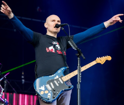 Foto de Billy Corgan cantando en concierto