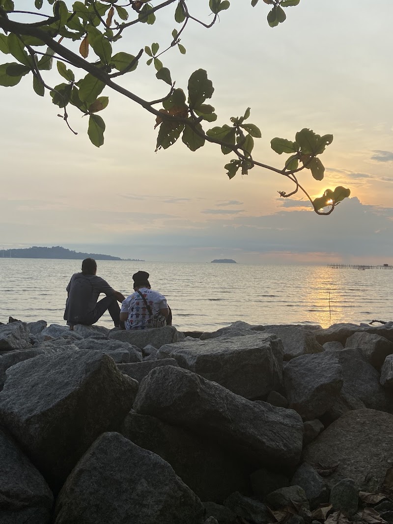 Makan Ikan Celup Tepung di Pantai Siring, Merlimau Melaka