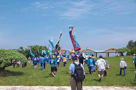 procession, shore, sea, grass, people, banners, Okinawa